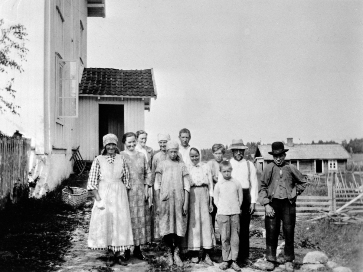 Anno Domkirkeodden, GRUPPE: 11, TIL HØYRE : GRISKOKK ELIAS HELSTADBAKKEN, NR. 2 TIL HØYRE: JOHANNES BLYSTAD, KJØS,