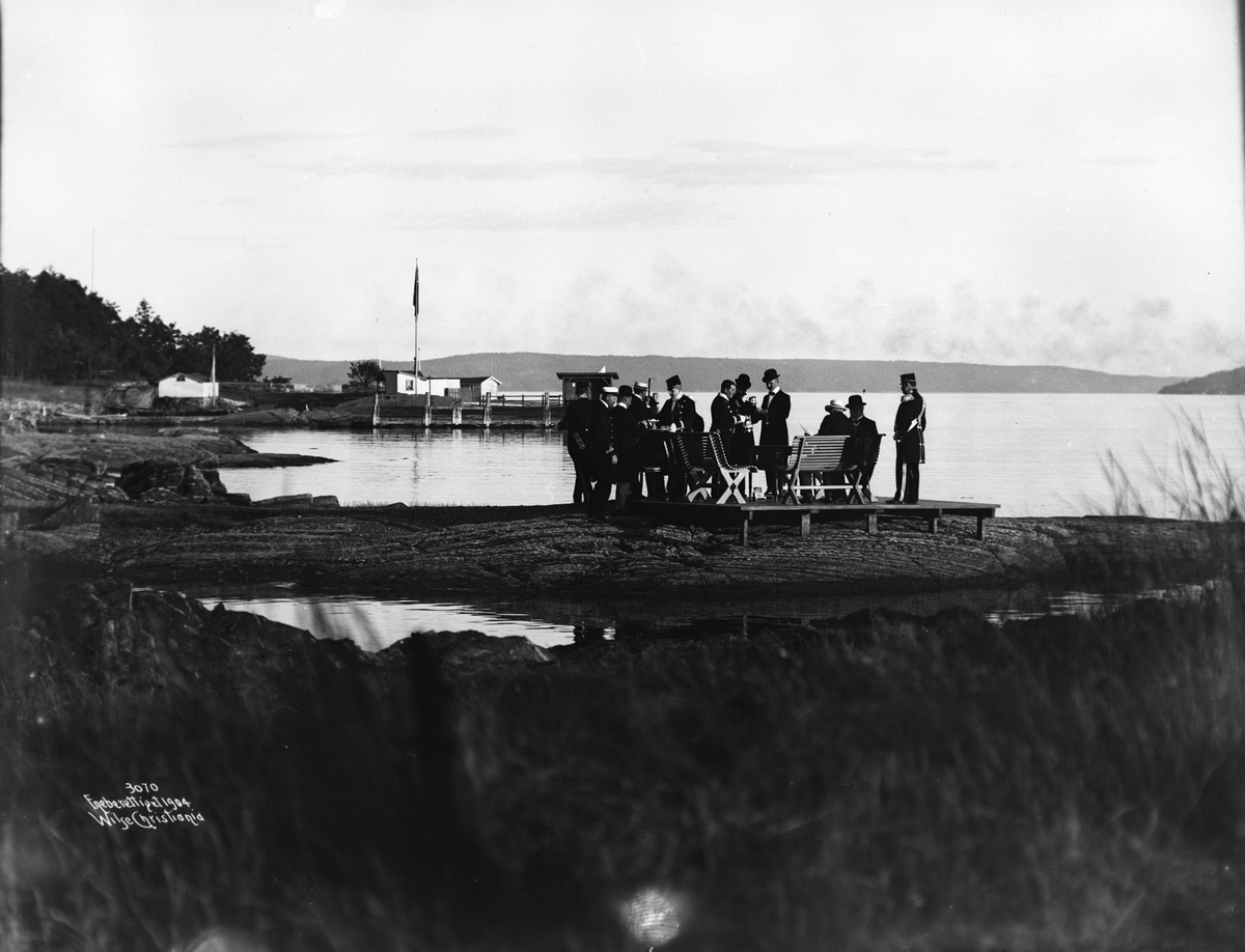 Anders Beer Wilse, Prot: Oslo - Ved Kongens Villa Gruppe på Platformen 15/7 1904
