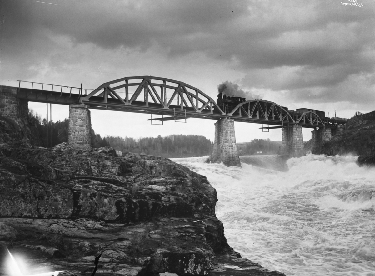 Anders Beer Wilse, Prot: Døvikfos bro ved Aamot Randsfjordbanen med tog 10/5 1910