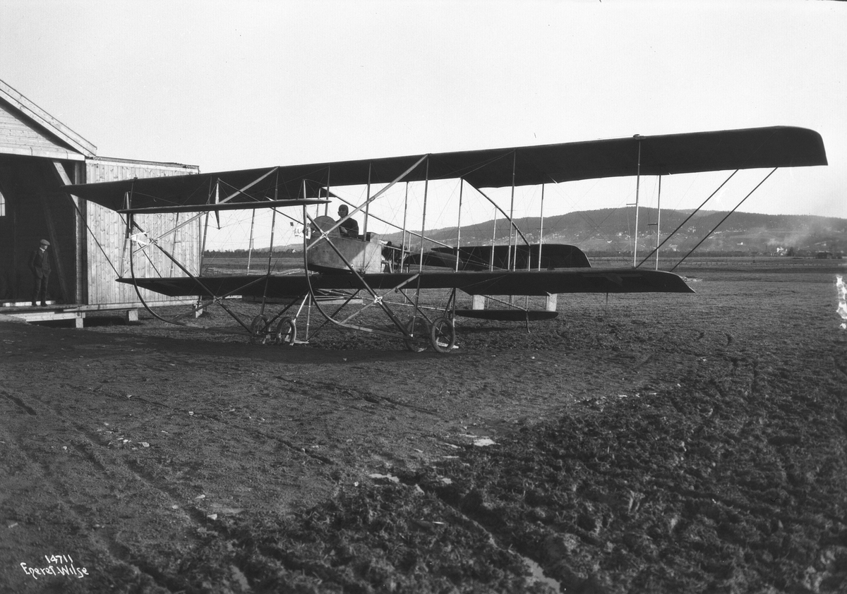 Anders Beer Wilse, Prot: Aeroplanet Ganger Rolf med Hangaren