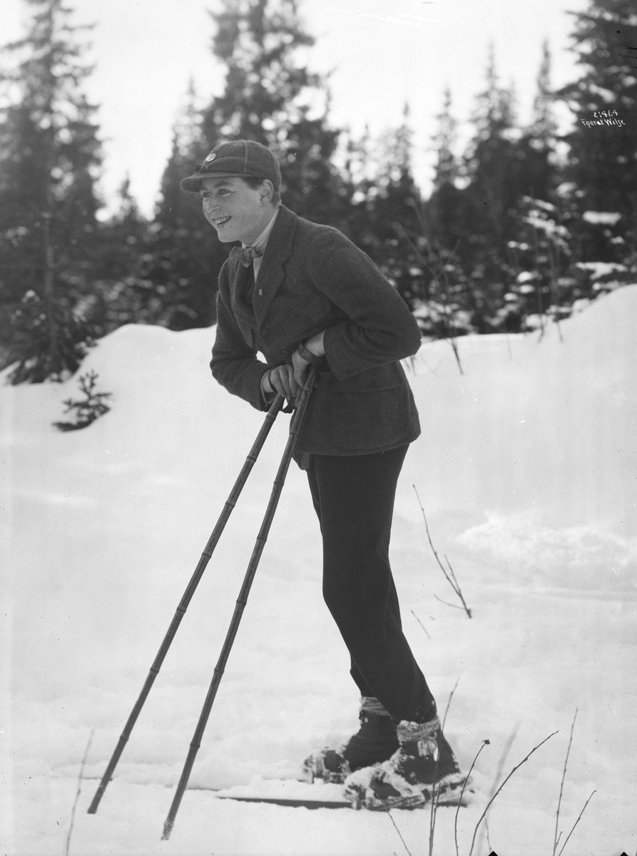Anders Beer Wilse, Prot: Kronprinsen paa Ski - en face, leende