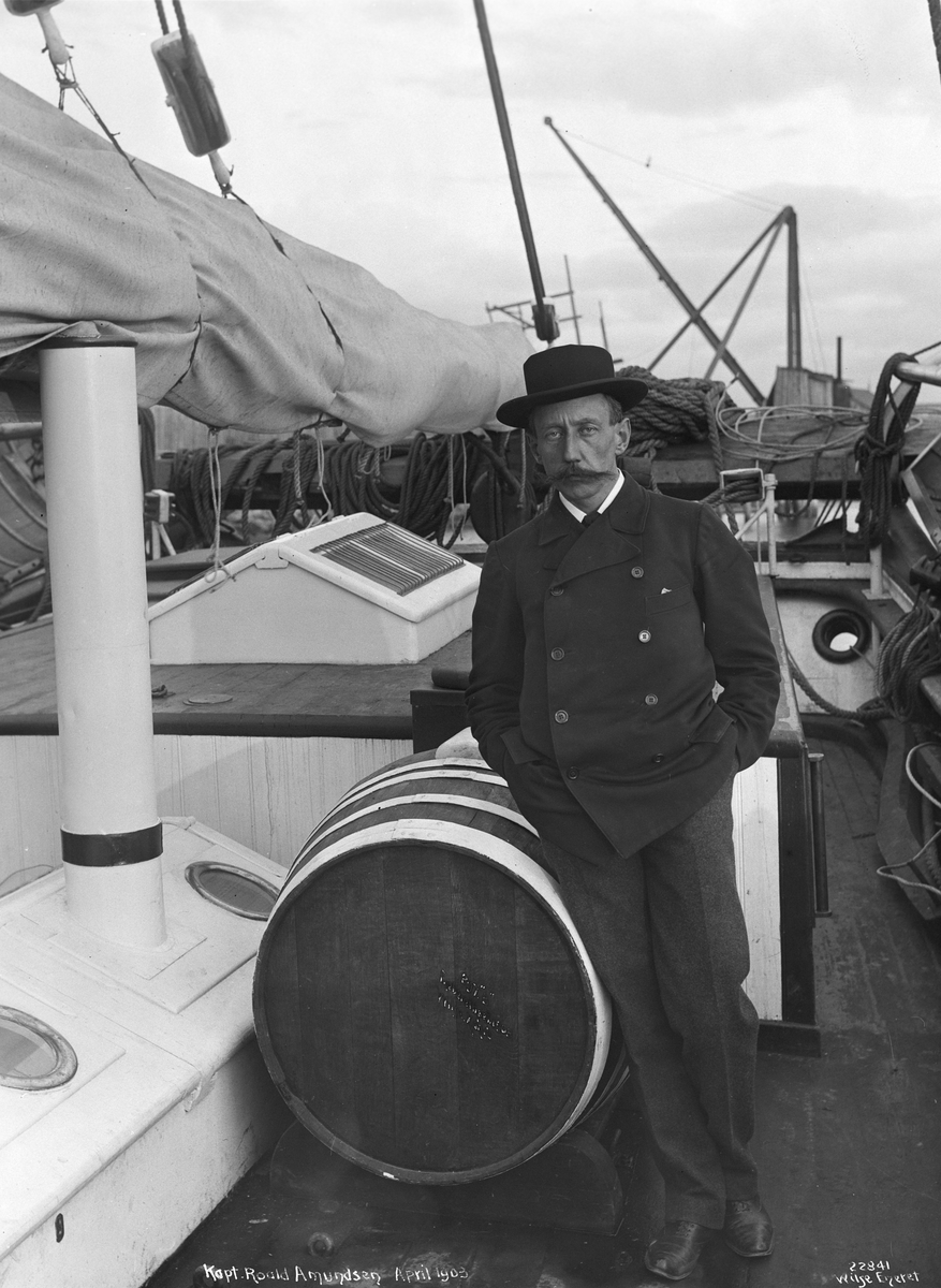 Anders Beer Wilse, Prot: Amundsen Roald ombord Gjøa 22/4 Konv: Kaptein Amundsen ombord Gjøa