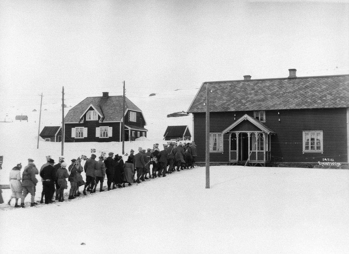 Anders Beer Wilse, Prot: Bergensbanen, Finse - 17.Maitog mot skolen