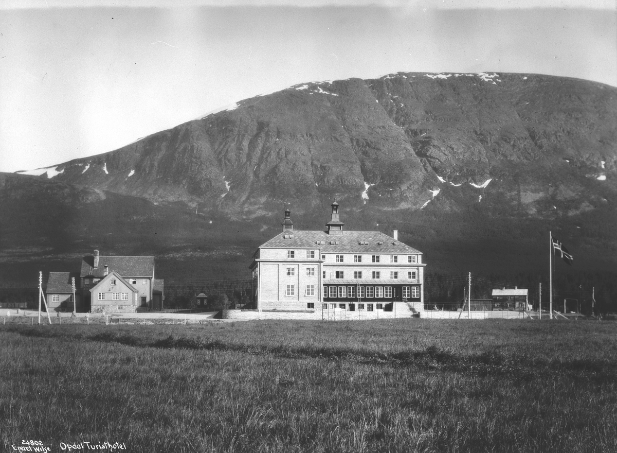 Anders Beer Wilse, Prot: Opdal - Opdal Turisthotel og jernbanestationen