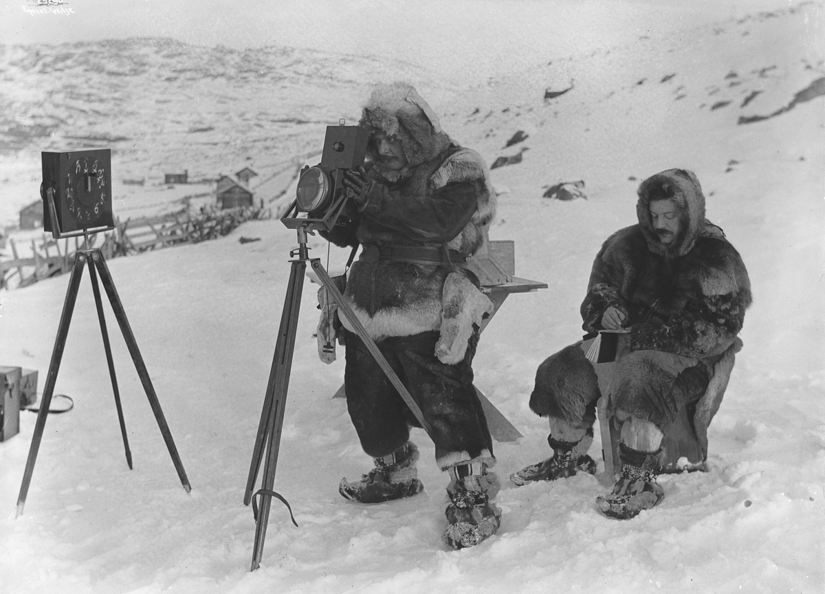 Anders Beer Wilse, Prot: Nordlysfotografering Konv: Professor Størmer og Kand. Birkeland fotograferende nordlys
