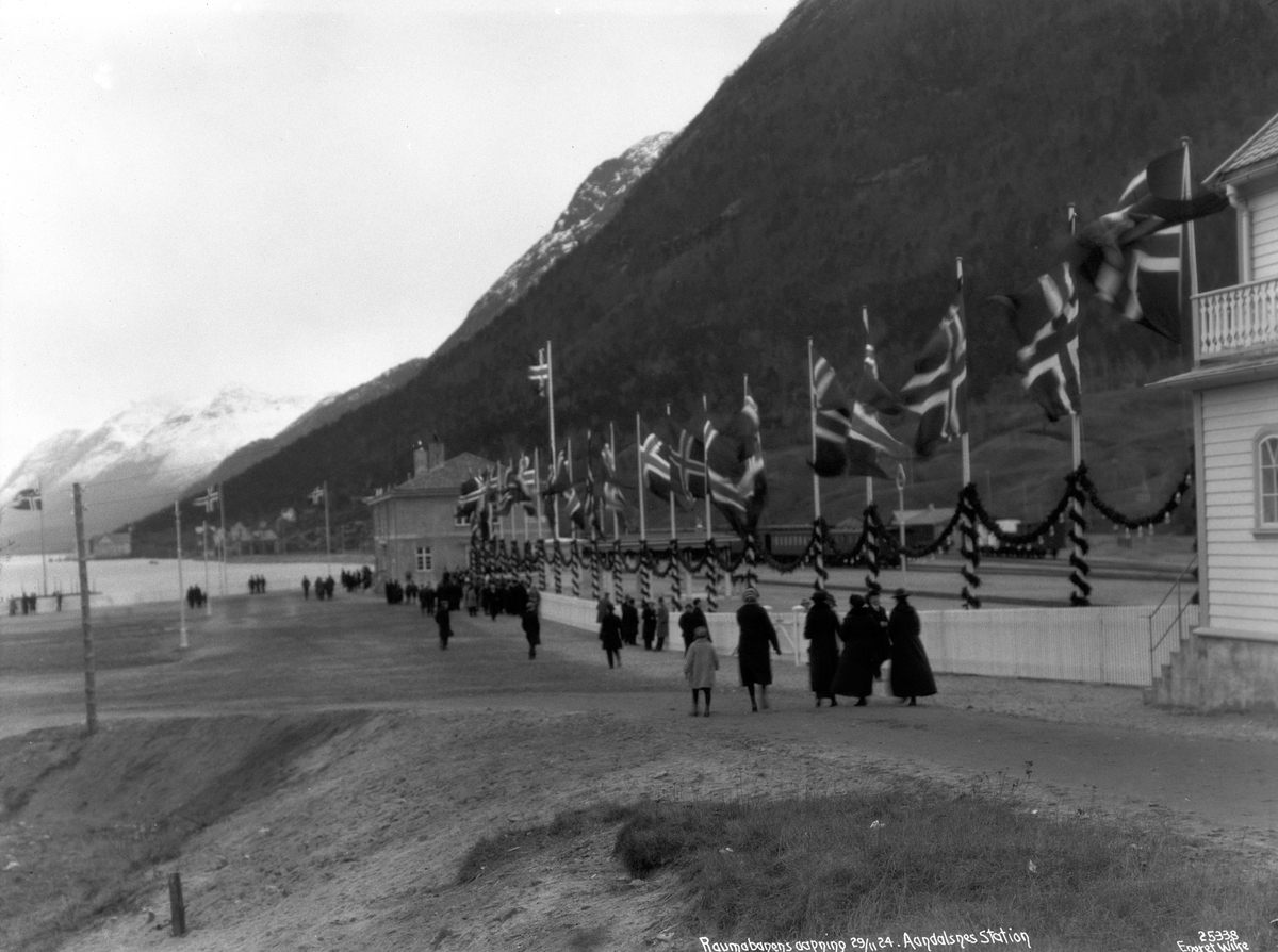 Anders Beer Wilse, Prot: Raumabanens aabning - Aandalsnes, Stationen dekoreret
