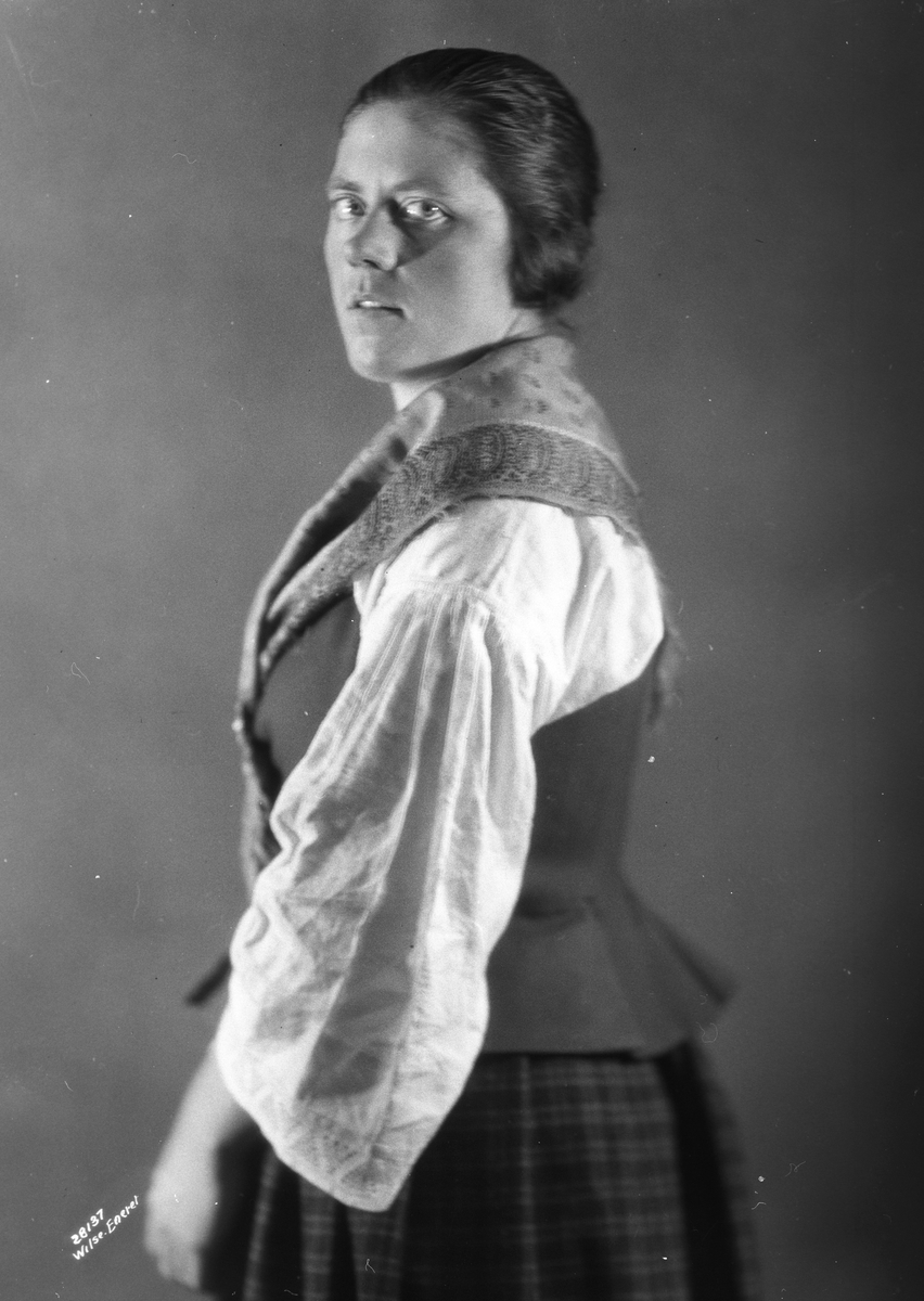 Anders Beer Wilse, Prot: Nationaldragter, Østerdalsdragt, Signe Hagen