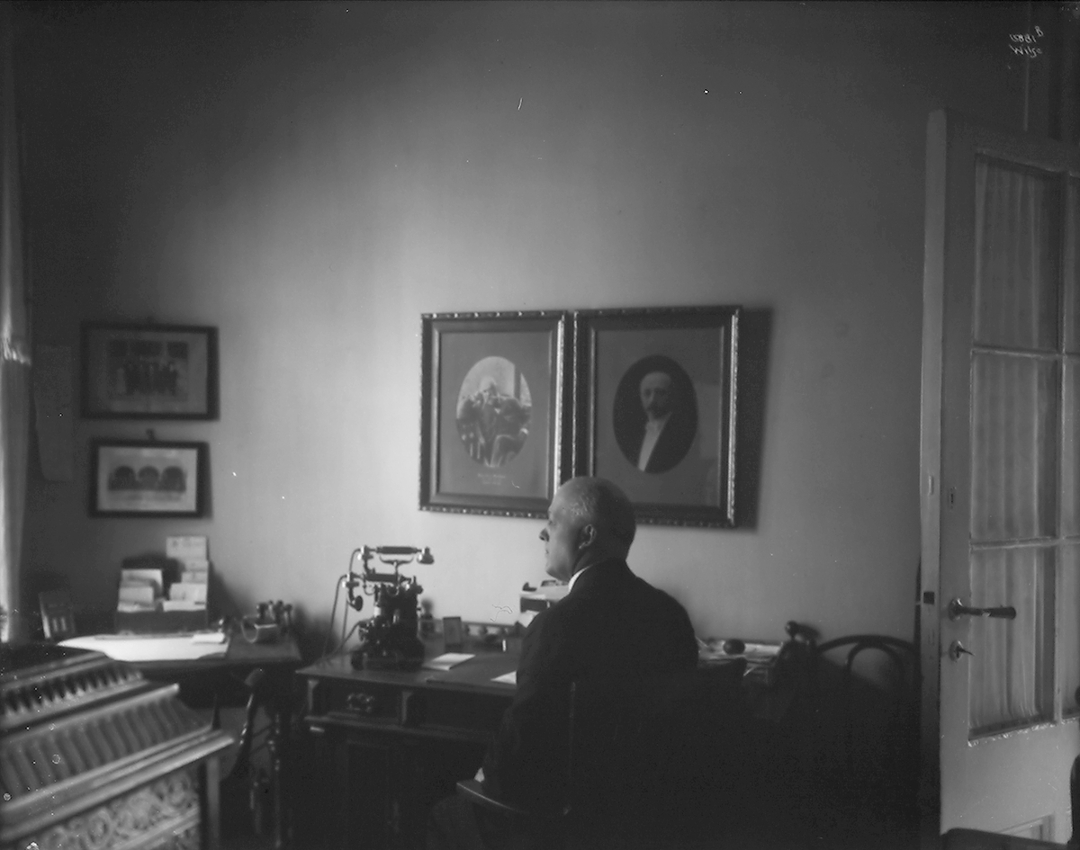Anders Beer Wilse, Prot: Elefant Apotheket kontor m. mennesker