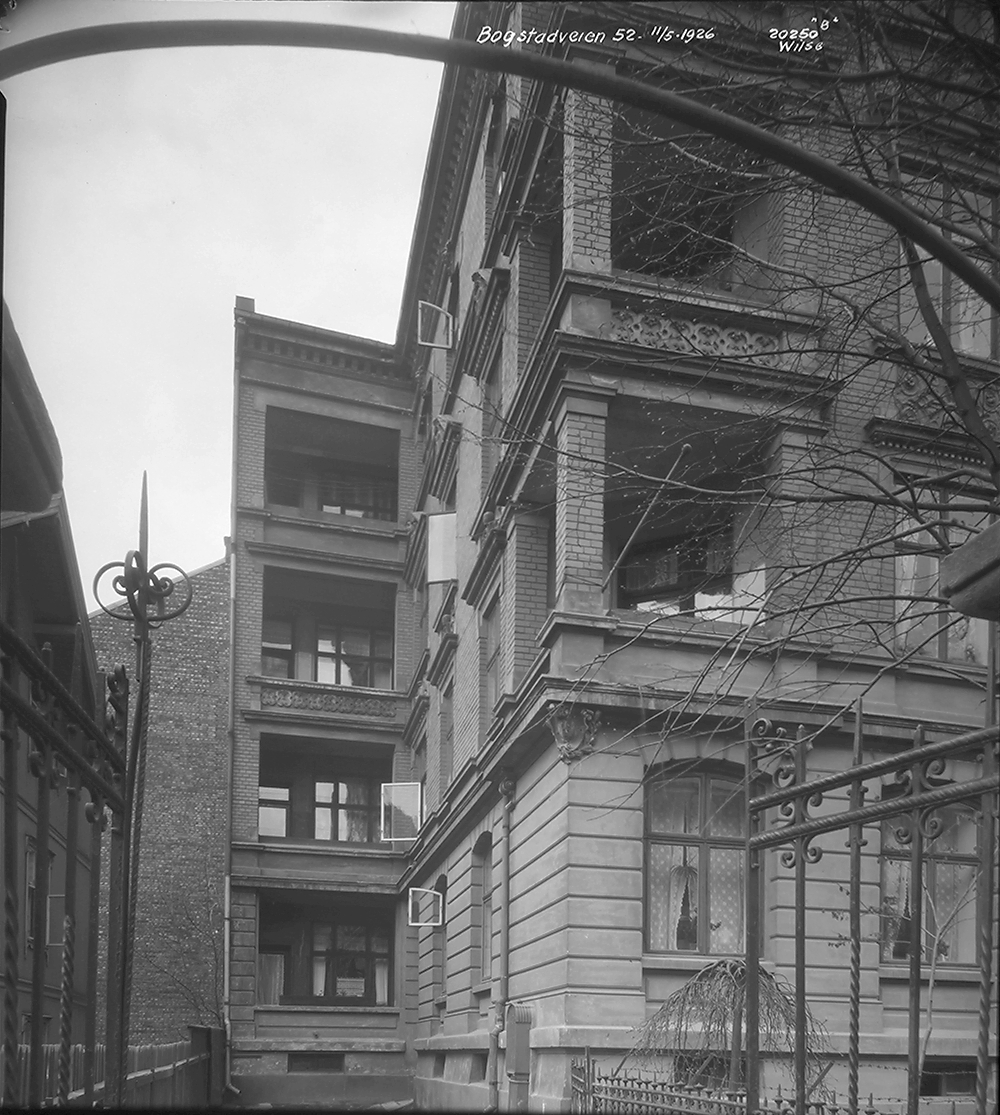 Anders Beer Wilse, Konv: Bogstadveien 52 (11/5-1926) indkjørsel Sorgenfrigt.