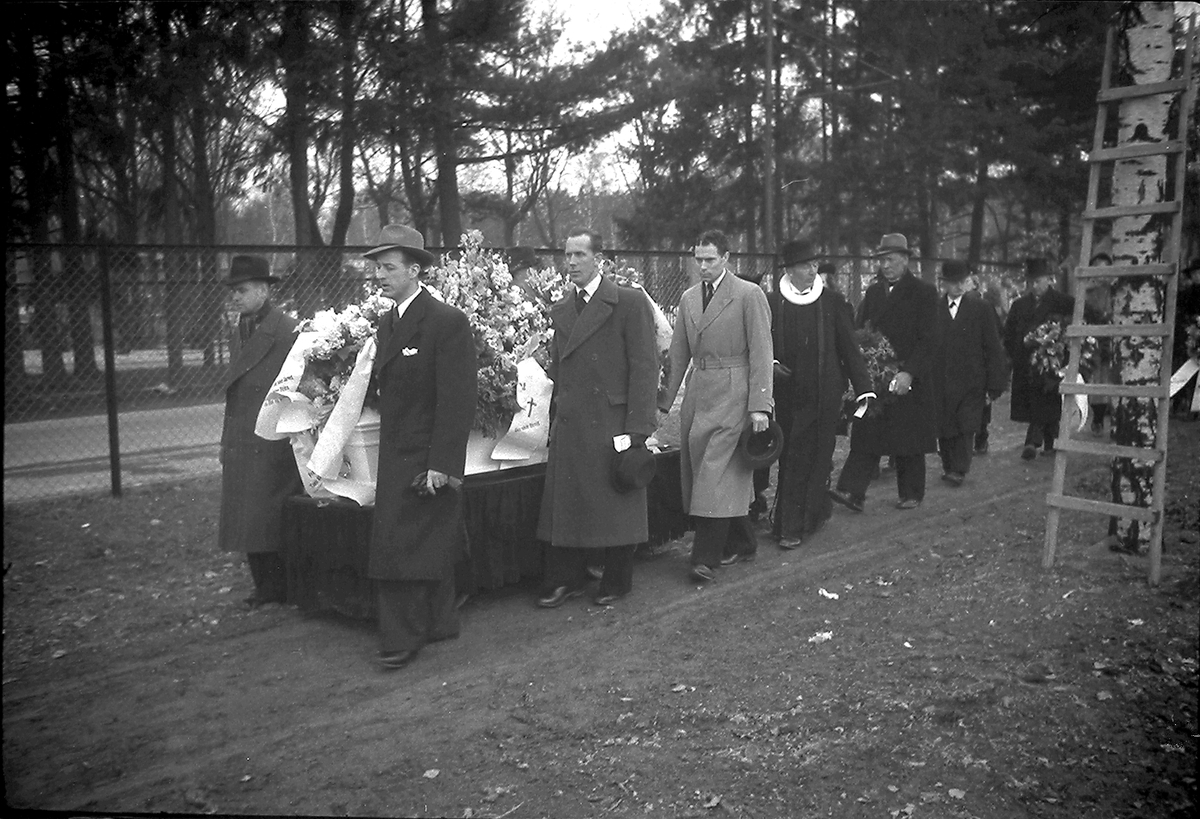 Anders Beer Wilse, Prot: protokoll finnes ikke Register: Tauland begravelse (Leica) 5/4-44
