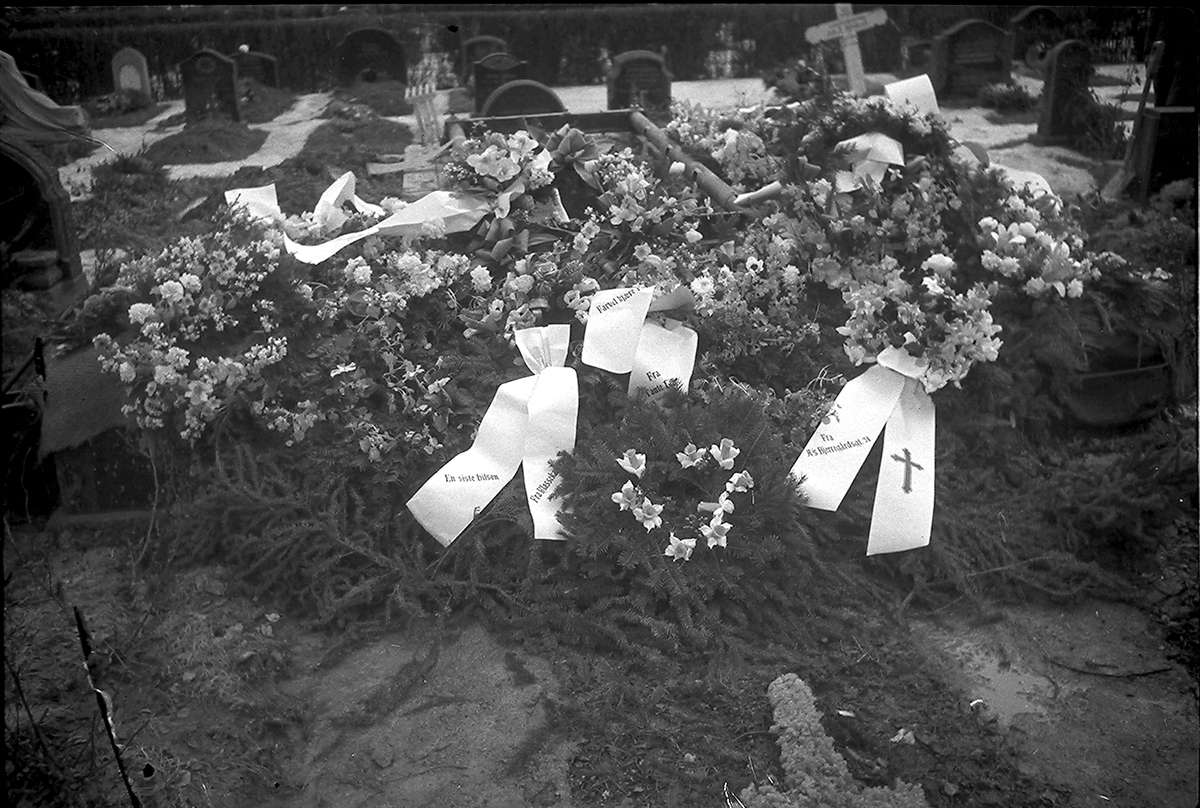 Anders Beer Wilse, Prot: protokoll finnes ikke Register: Tauland begravelse (Leica) 5/4-44