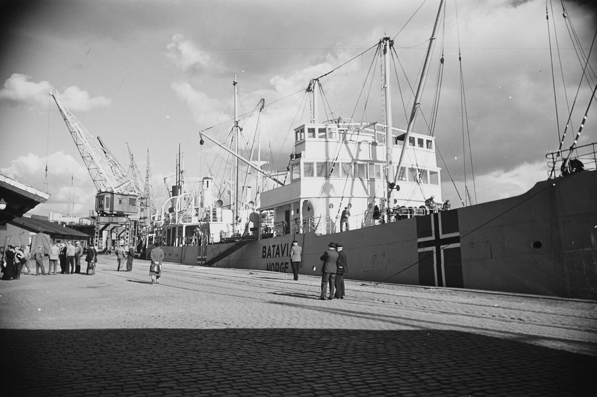 Anders Beer Wilse, Prot: M/S ""Batavia"" ved bryggen krigsflagg