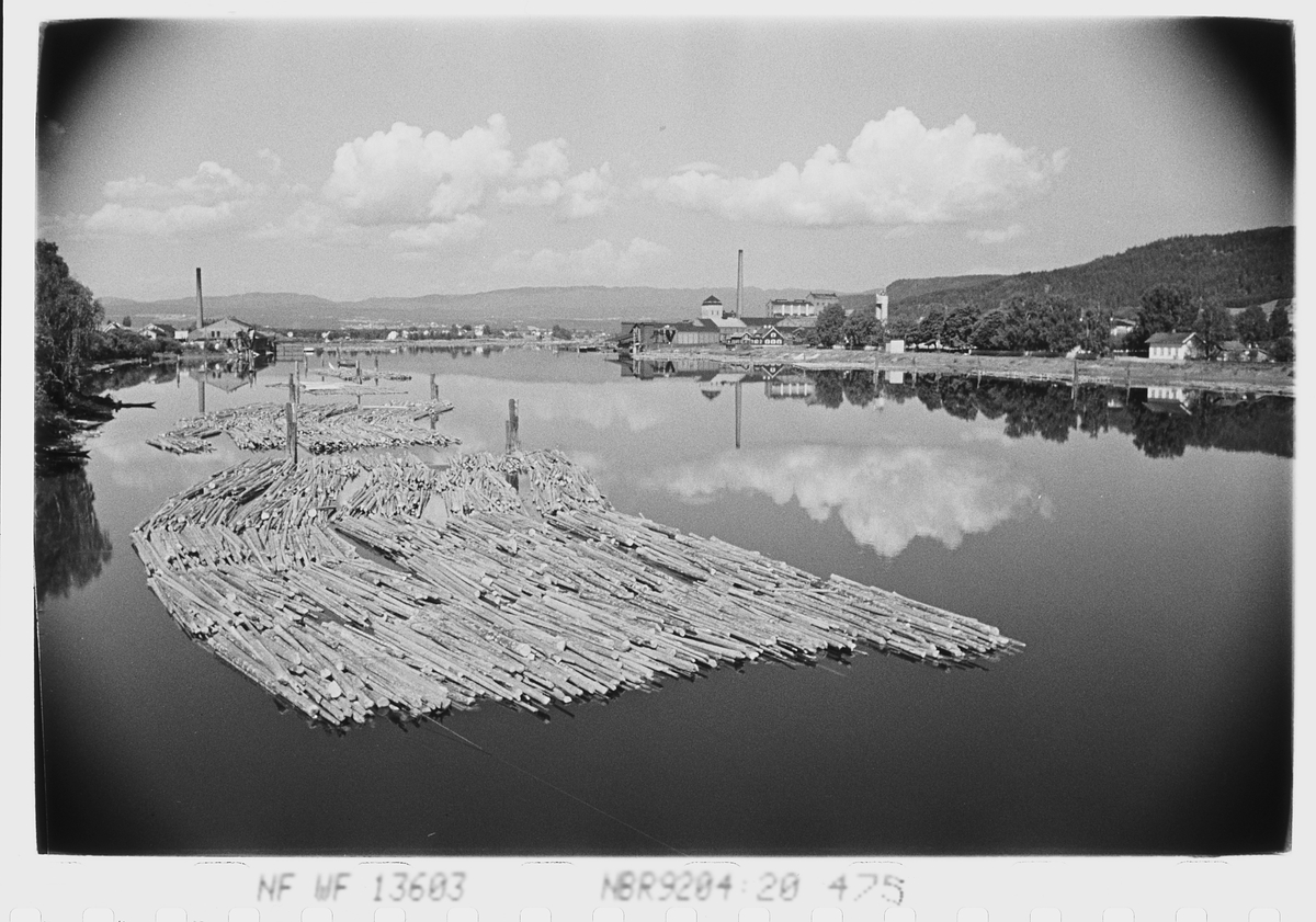 Anders Beer Wilse, Tømmerfløting i Drammenselva. Mjøndalen. Fotografert 1940.