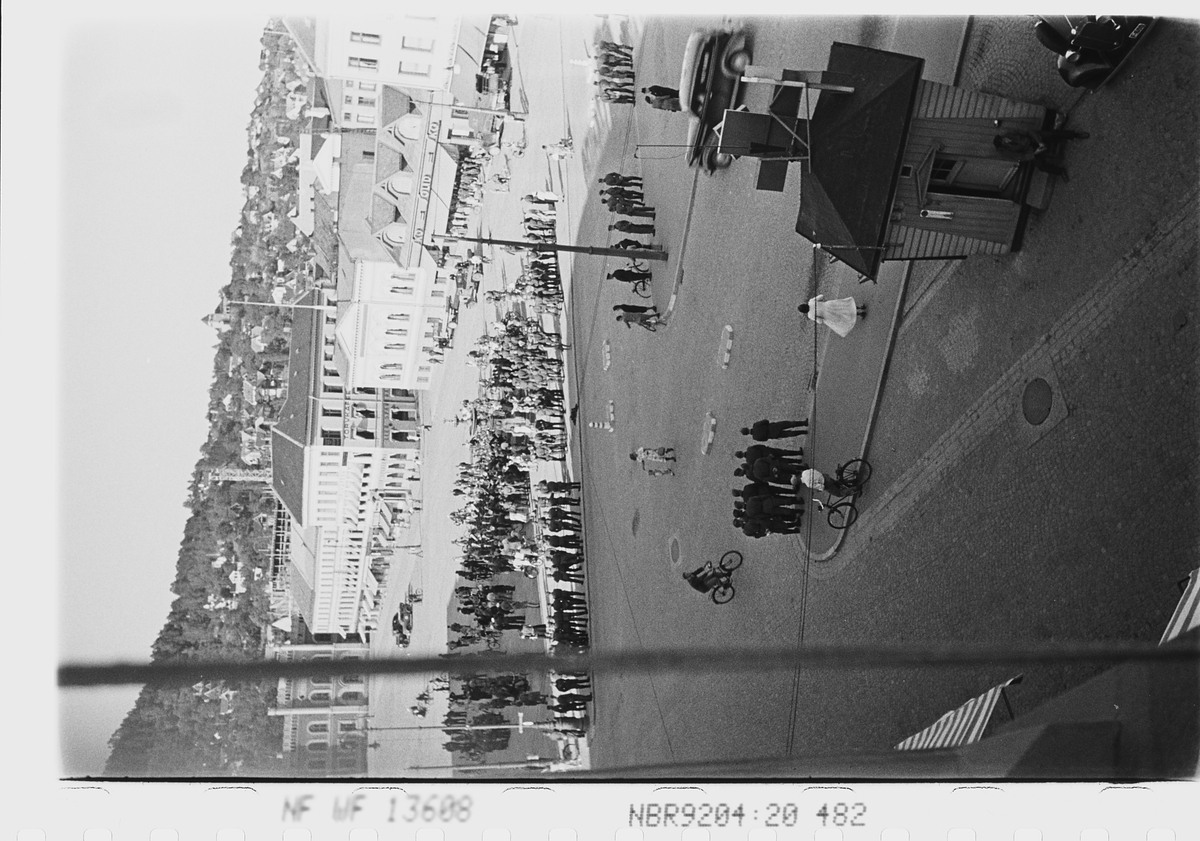Anders Beer Wilse, Gateliv på ved Bragernes torg, Drammen. Fotografert 1940.