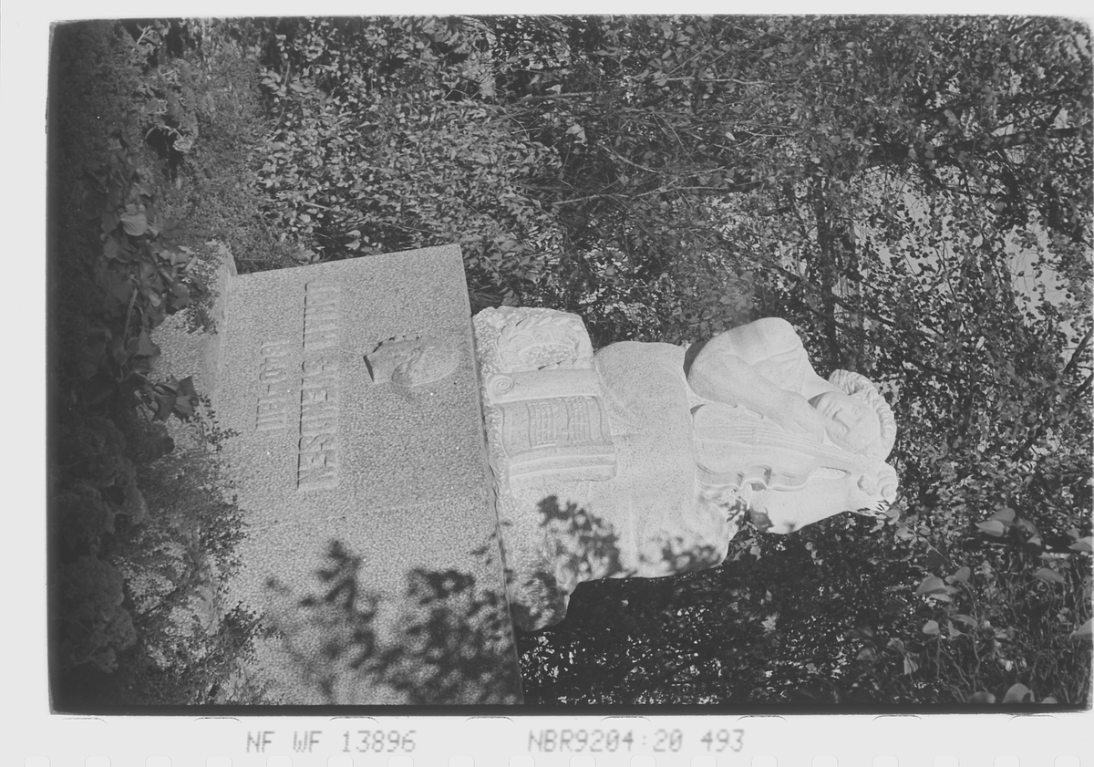 Anders Beer Wilse, Prot: Svendsen Johan Monument