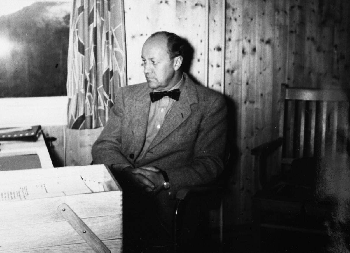 O. Rustand F: F. Reportasje, Rittmester kaptein Bach