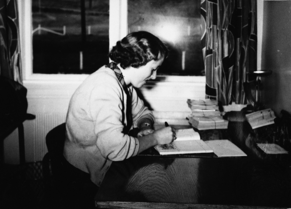 O. Rustand F: F. Reportasje, Resepsjonen - Anny Thorshaug (født 31.1.1937), gift Møllersen