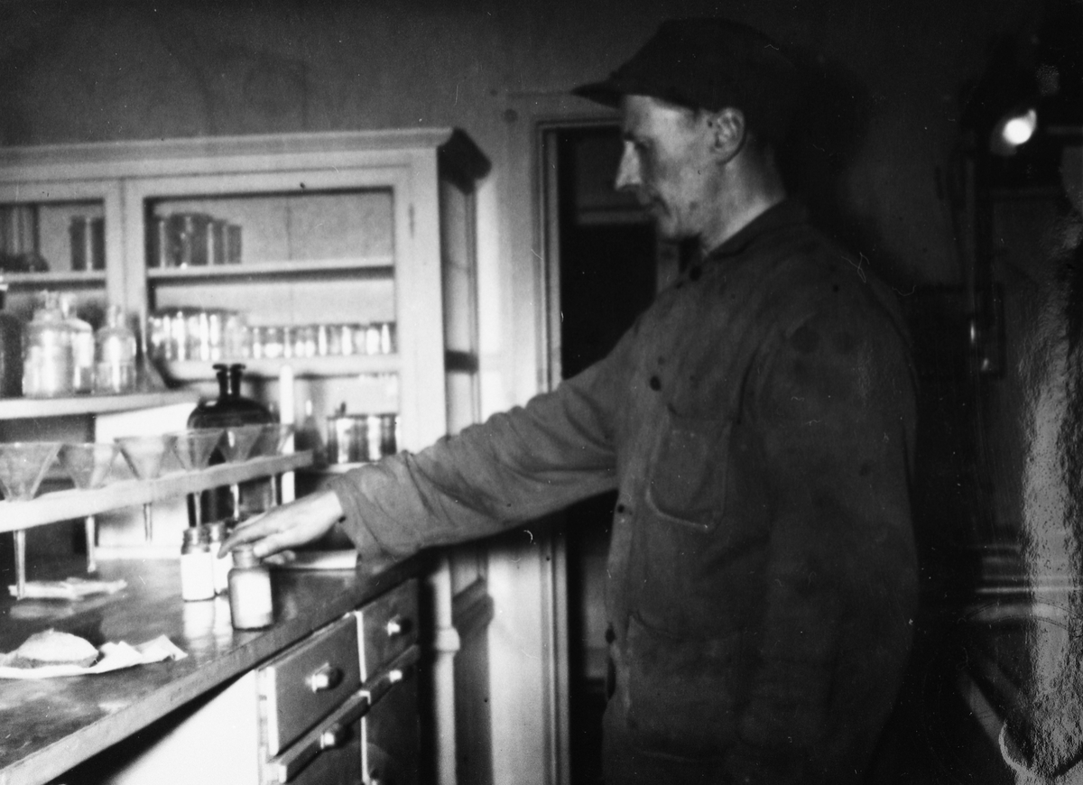 O. Rustand F: F. Reportasje, Einar Bakken leverer inn kisprøver til laboratoriebehandling. Også sølv og gull utvinnes av kisen i gruvene.