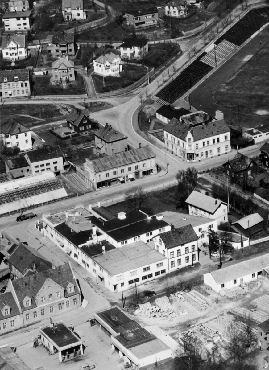 Anno Domkirkeodden, FLYFOTO, OVERSIKT IDEAL FLATBRØD A/S, O. FUGLSETHS HANDELSGARTNERI, BAPTISTKIRKEN, HJØRNEGÅRDEN ST. OLAVSGATE/VANGSVEGEN, OPP ST. OLAVSGATE VED HAMAR STADION