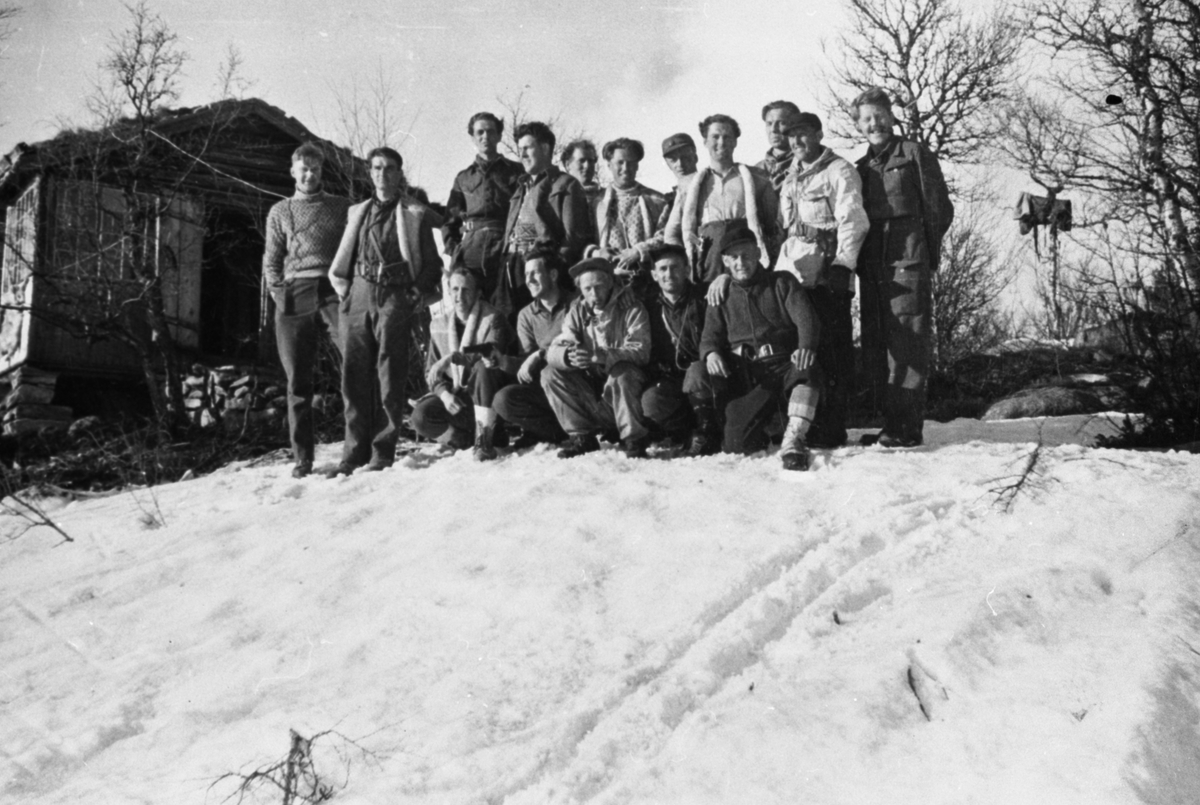 Oddvar Dobloug, Gruppebilde - milorgjegere og medlemmer av Lingegruppaoa Grebe Red fotografert ved figjøringa i 1945.