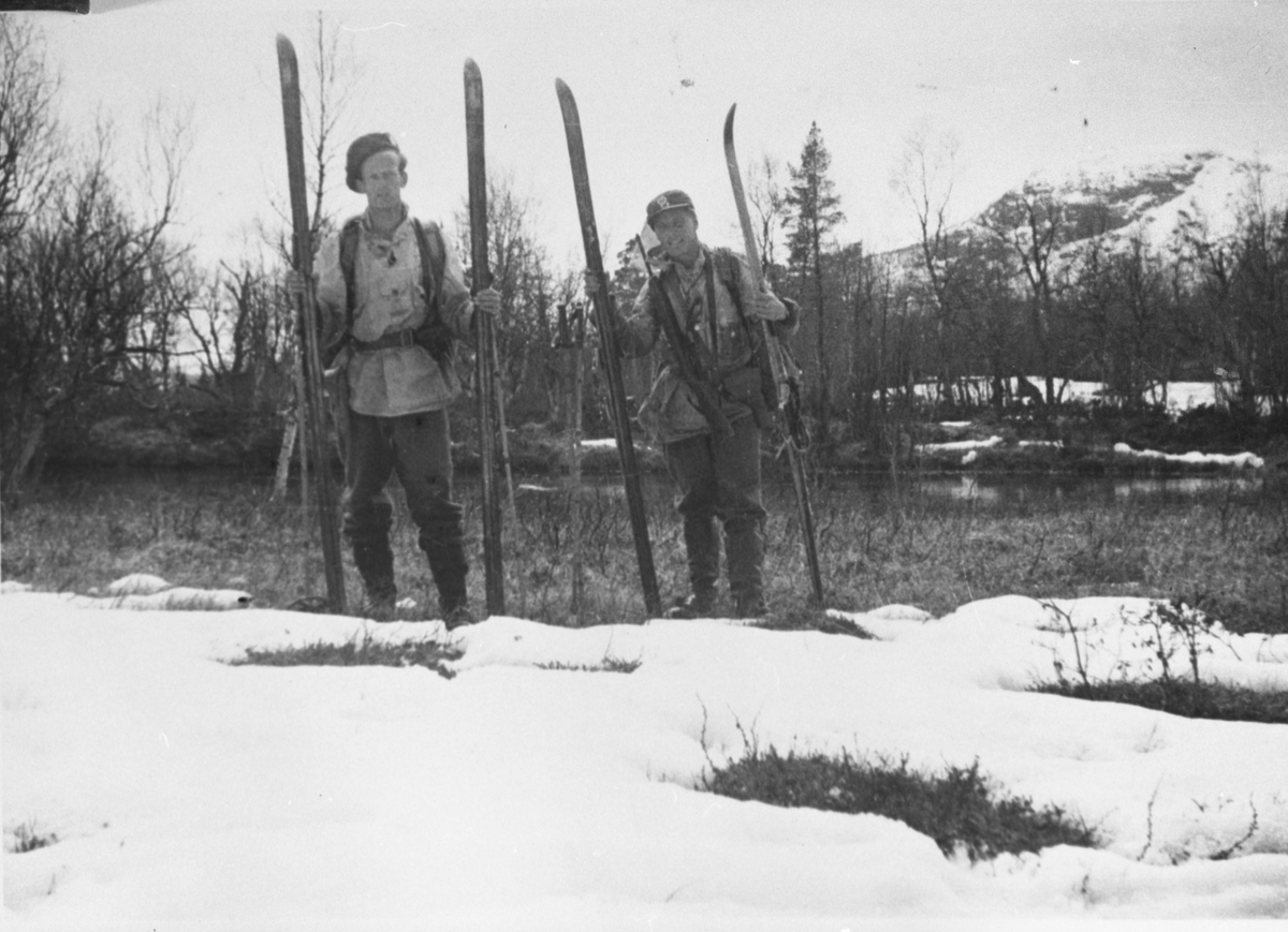 Oddvar Dobloug, Grebe Red-soldater på vei hjem fra basen etter frigjøringa 8.mai 1945 (Se også MINØ.038023)