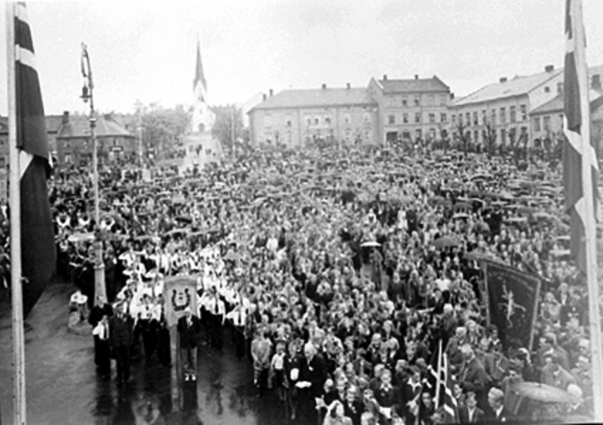 Anno Domkirkeodden, FOLKEMENGDE, STORTORGET, FRIGJØRINGSVÅREN MAI 1945