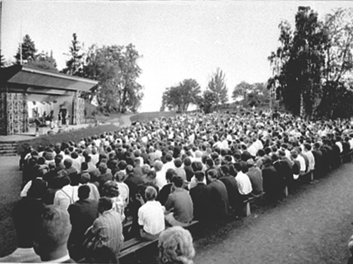 Anno Domkirkeodden, FRA UTESCENA, DIZZIE TUNES SHOW I 1960 ÅRA, FULLE BENKERADER MED FOLK, HEDMARKSMUSEET OG DOMKIRKEODDEN.