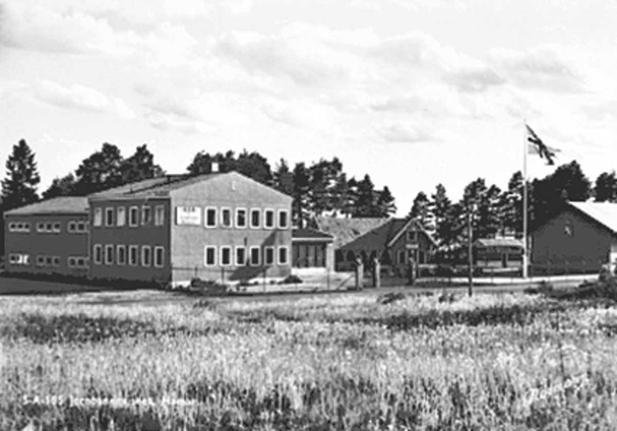 Anno Domkirkeodden, EKSTERIØR JERNBANEMUSEET, KONTOR, KLØFTEN STASJON. MUSEUMSBYGNINGEN TIL VENSTRE, STASJONSBYGNINGEN FRA KLØFTA MIDT I BILDET, FLAGGSTANG OG VOGNHALL TIL VENSTRE. POSTKORT.