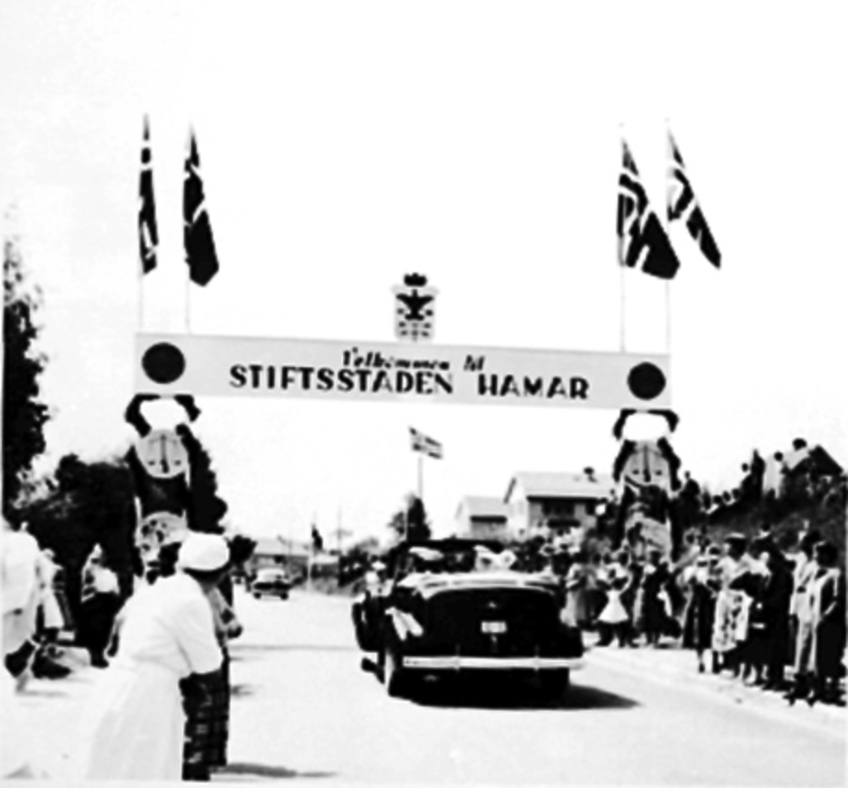 Anno Domkirkeodden, HKH. KONG OLAV V, PRINSESSE ASTRID, BIL BUICK 1939, SIGNINGSFERDEN, JUNI 1958. KONG OLAV OG PRINSESSE ASTRID SITTER I ÅPEN BIL- C 1. MYE FOLK LANGS VEGEN SOM HILSER DE KONGELIGE