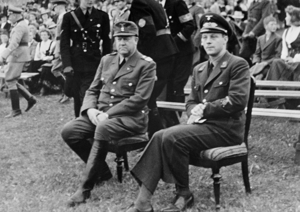 Anno Domkirkeodden, JONSOKSTEVNE 1942, NS-MØTE, STEVNE PÅ DOMKIRKEODDEN, HAMAR, UNDER KRIGEN, TIL VENSTRE: VIDKUN QUISLING, FØDT 1887-1945, TIL HØYRE: FYLKESFØRER I HEDMARK AXEL AAS.