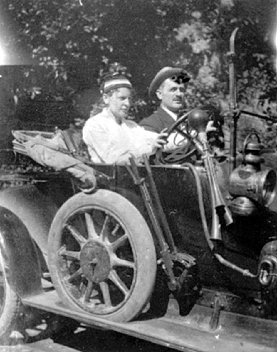 Anno Domkirkeodden, BIL, FRU IDA ERICHSEN TIL VENSTRE OG HENNES SVOGER JACOB ERICHSEN, bilen er en Opel type 5/14