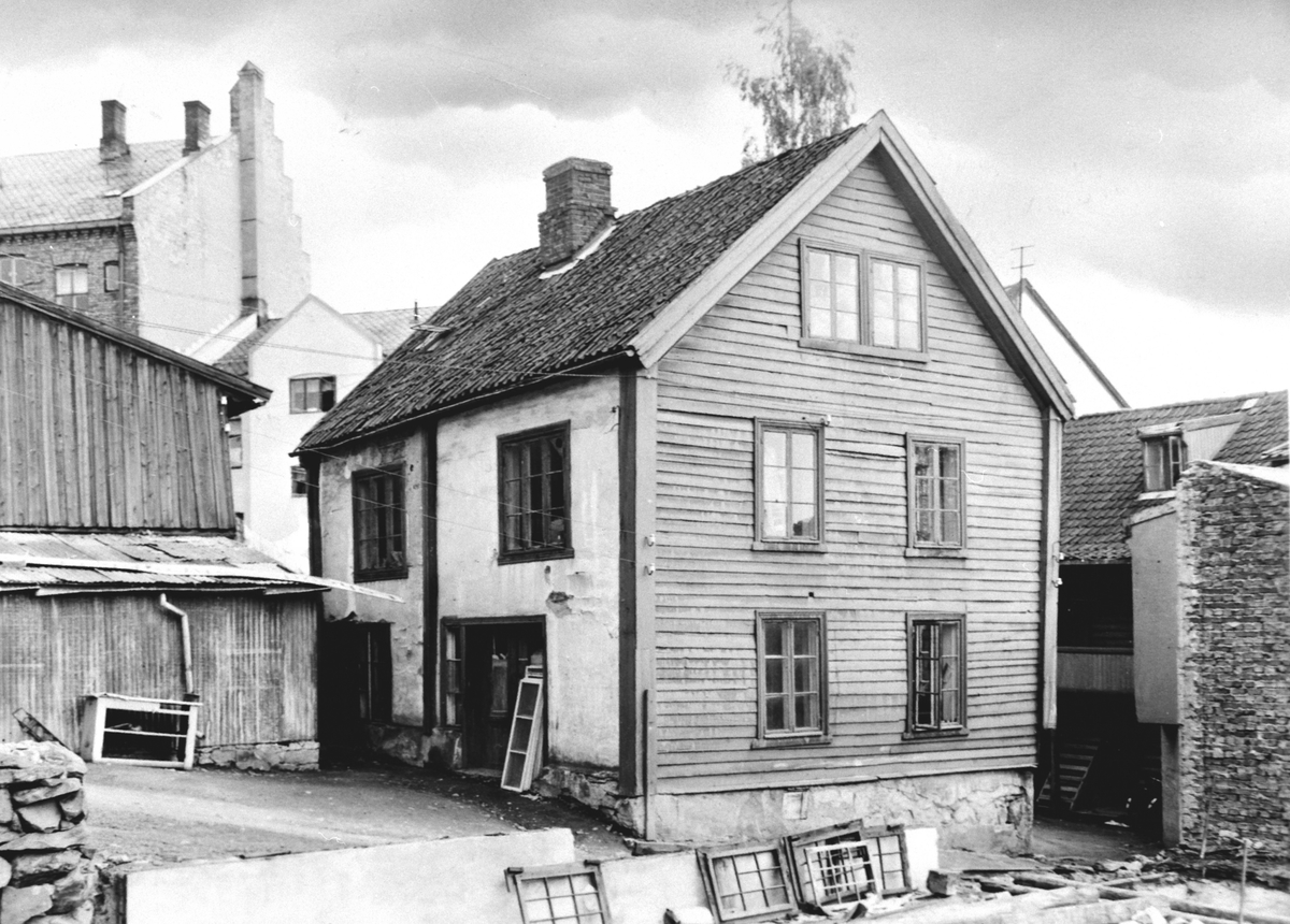 Anno Domkirkeodden, Eksteriør: Gammelhuset i Torggata. Byens eldste hus fra 1836, revet i 1960 for å gi plass til Triangelgården.