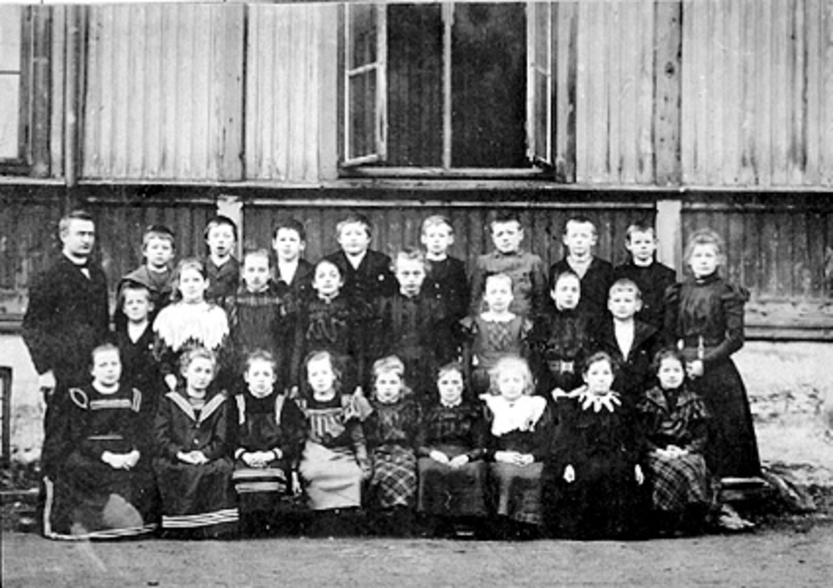 Anno Domkirkeodden, GRUPPE: SKOLEKLASSE UTENFOR FOLKESKOLENS GYMNASTIKKSAL, MIDTBYEN SKOLE, FOLKESKOLEN.