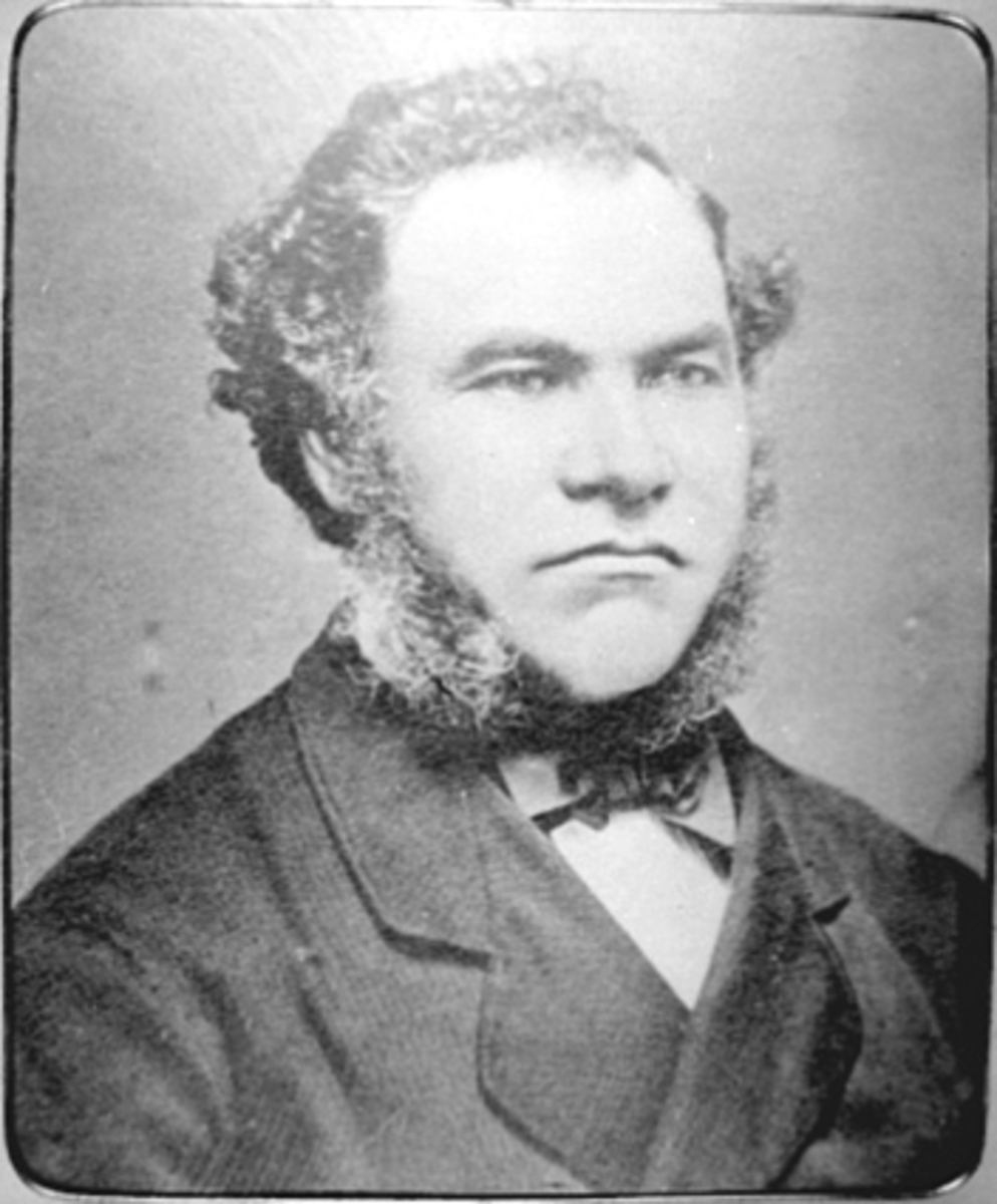 Anno Domkirkeodden, Repro av portrett, Gulbrand Pedersen Norseng, mann i dress. Gudbrand Pedersen Norseng (født 1832 i Løten, død 1883) var smed og fabrikant av ploger og vogner. Han virka på Hamar. Norseng dreiv ei større smie i Grønnegata 79 med flere læregutter og svenner. Firmaet var spesielt kjent for fine hestek…