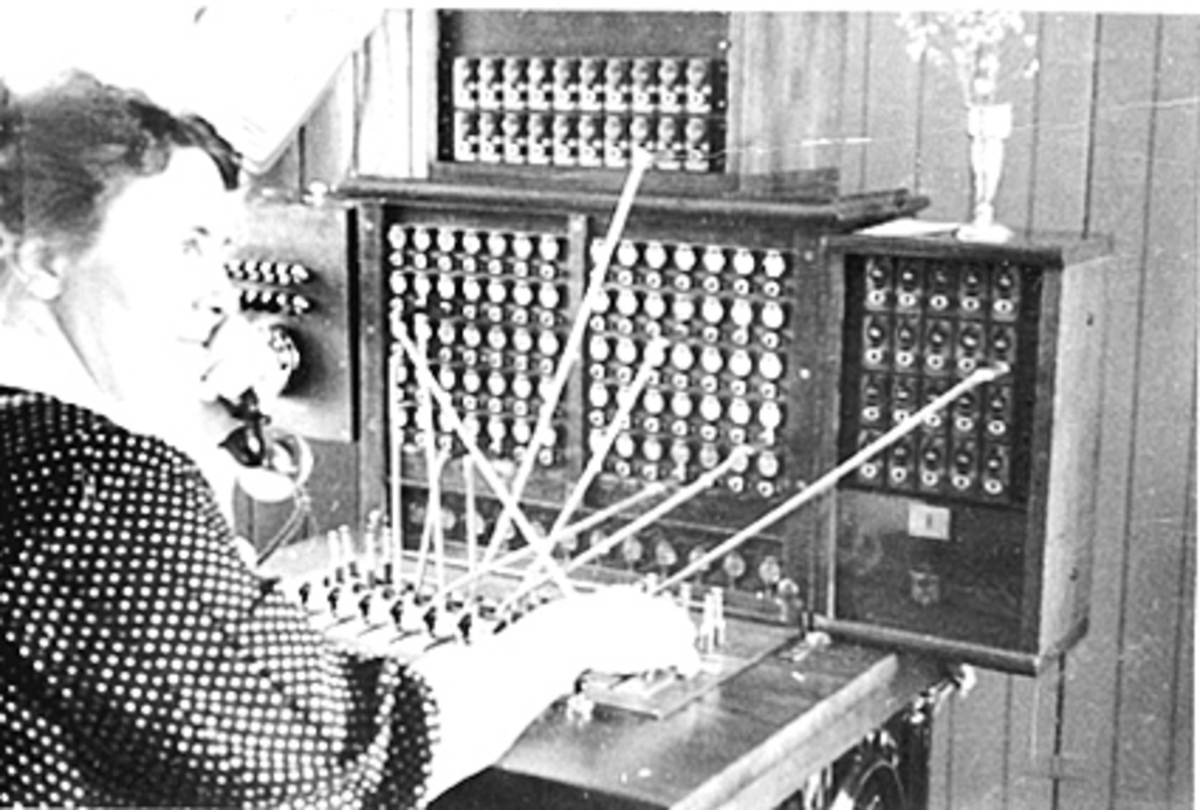 Anno Domkirkeodden, SOLVANG SENTRAL, TELEFONSENTRAL, HELGA HOLESTAD (HOELSTAD?) V/SENTRALBORD.