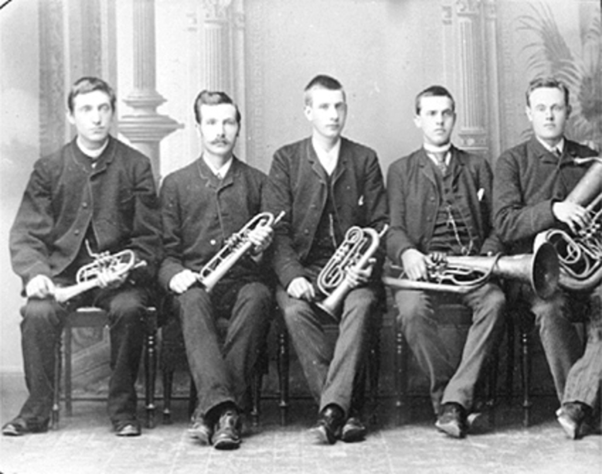 Anno Domkirkeodden, GURPPE 5 MENN, MUSIKERE, HAGBART HOLLO, H. HANSEN, O. OLSEN, E. KRISTIANSEN, O. STENSRUD, HAGBART HALLO VAR SØNN AV LARS HOLLO. Hagbart Hollo døde 10. 11. 1898 i Hamar.