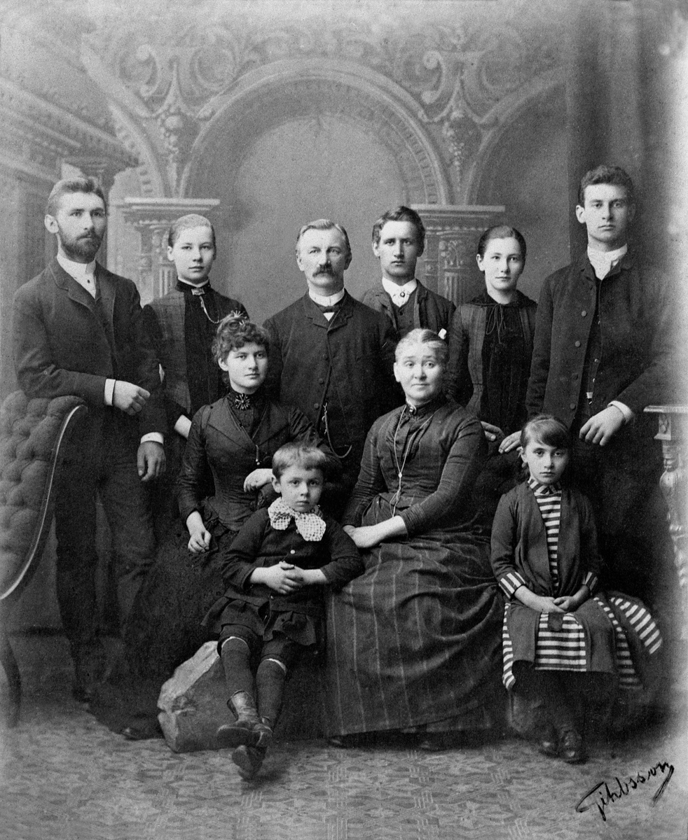 Anno Domkirkeodden, GRUPPE 10: FAMILIEN POSSEMENTMAKER HAAKON ZAPPFE OG HUSTRU KLARA, RAGNHILD FØDT 1876, WILHELMINE (MIMI) FØDT 1874, JULIUS FØDT 1863, LUDVIG FØDT 1867, CLARA FØDT 1865, HÅKON FØDT 1869-1944, MARIE FØDT 1879 OG WICTOR FØDT 1883.
