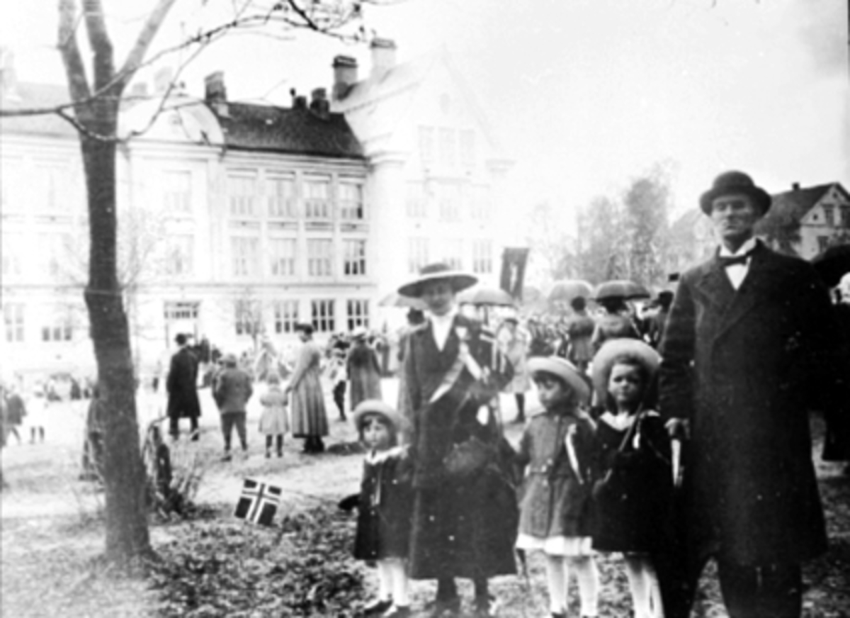 Anno Domkirkeodden, STOR GRUPPE BARN OG VOKSNE PÅ VESTRE TORG, 17 MAI, HAMAR KATEDRALSKOLE,