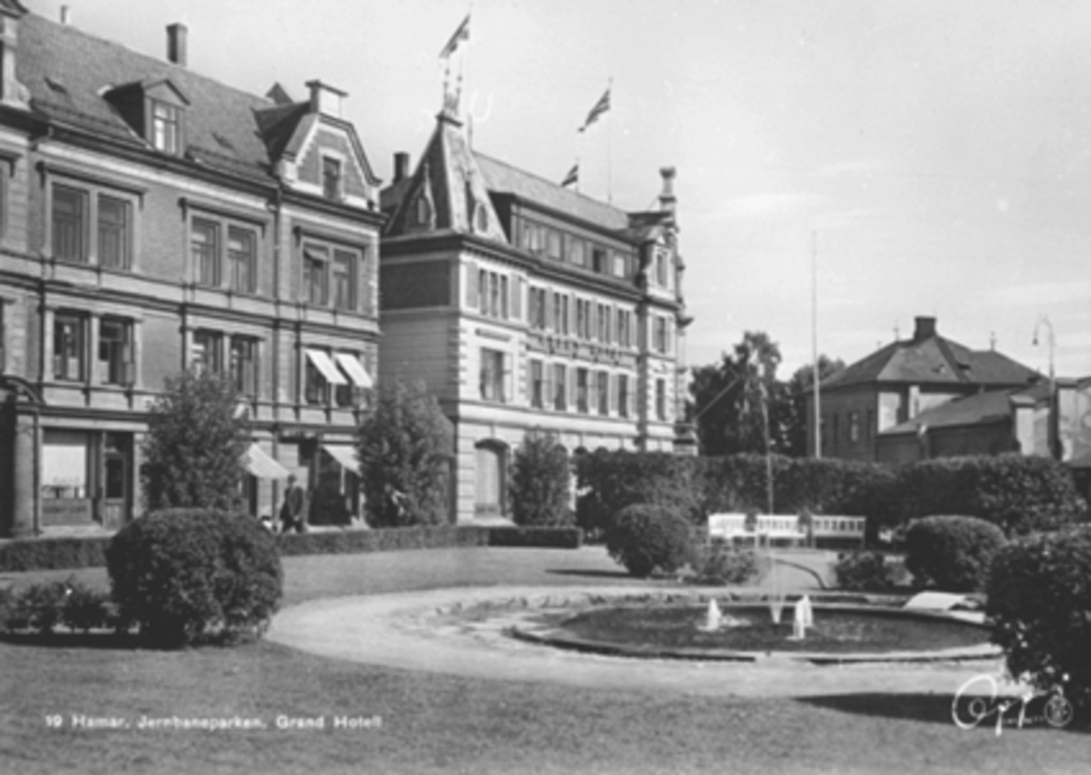 Anno Domkirkeodden, JERNBANEPLASSEN, GRAND HOTEL, ILSENG CAFÈ, TORGGATA. Jernbaneparken, Hamar. Postkort.