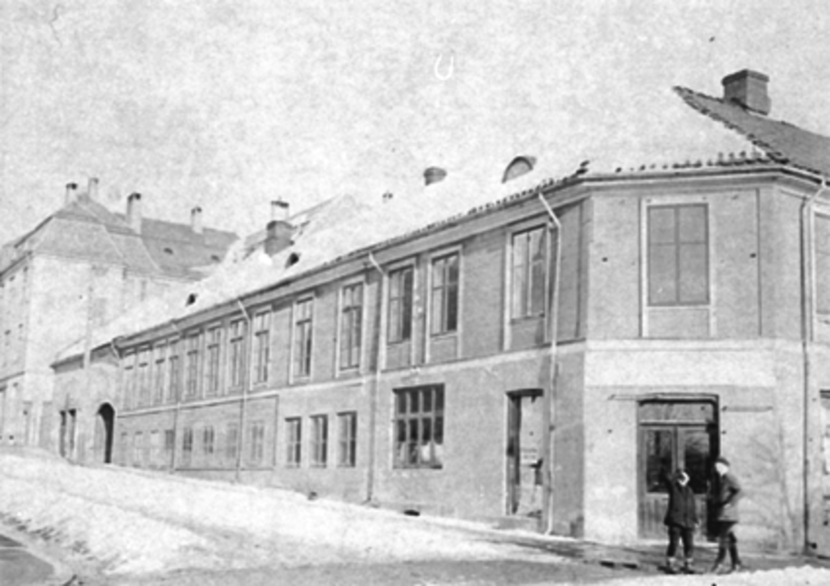 Anno Domkirkeodden, STRANDGATA. 23, VANGSVEGEN, FLAGSTADGÅRDEN, REVET 1918, 2 GUTTER PÅ HJØRNET