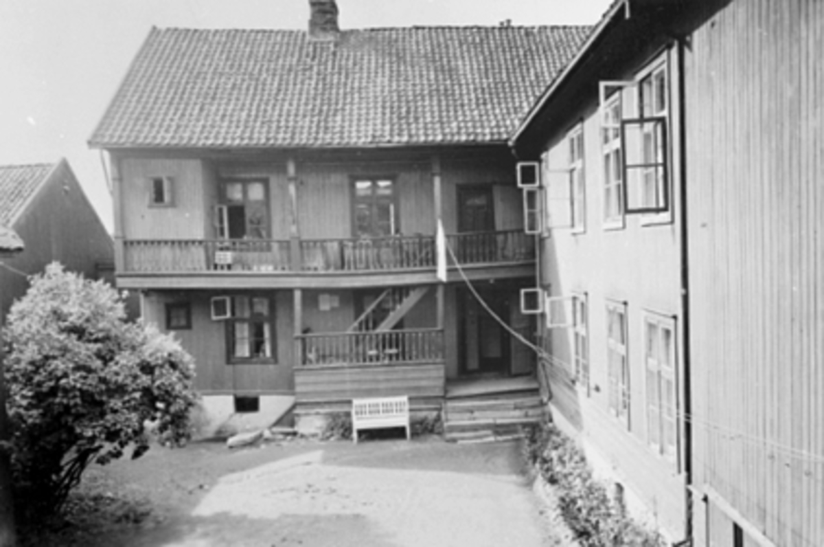 Anno Domkirkeodden, EKSTERIØR STORHAMARGATA 23, HOVEDBYGNINGEN, BAKGÅRDEN, RØHRS PENSJONAT