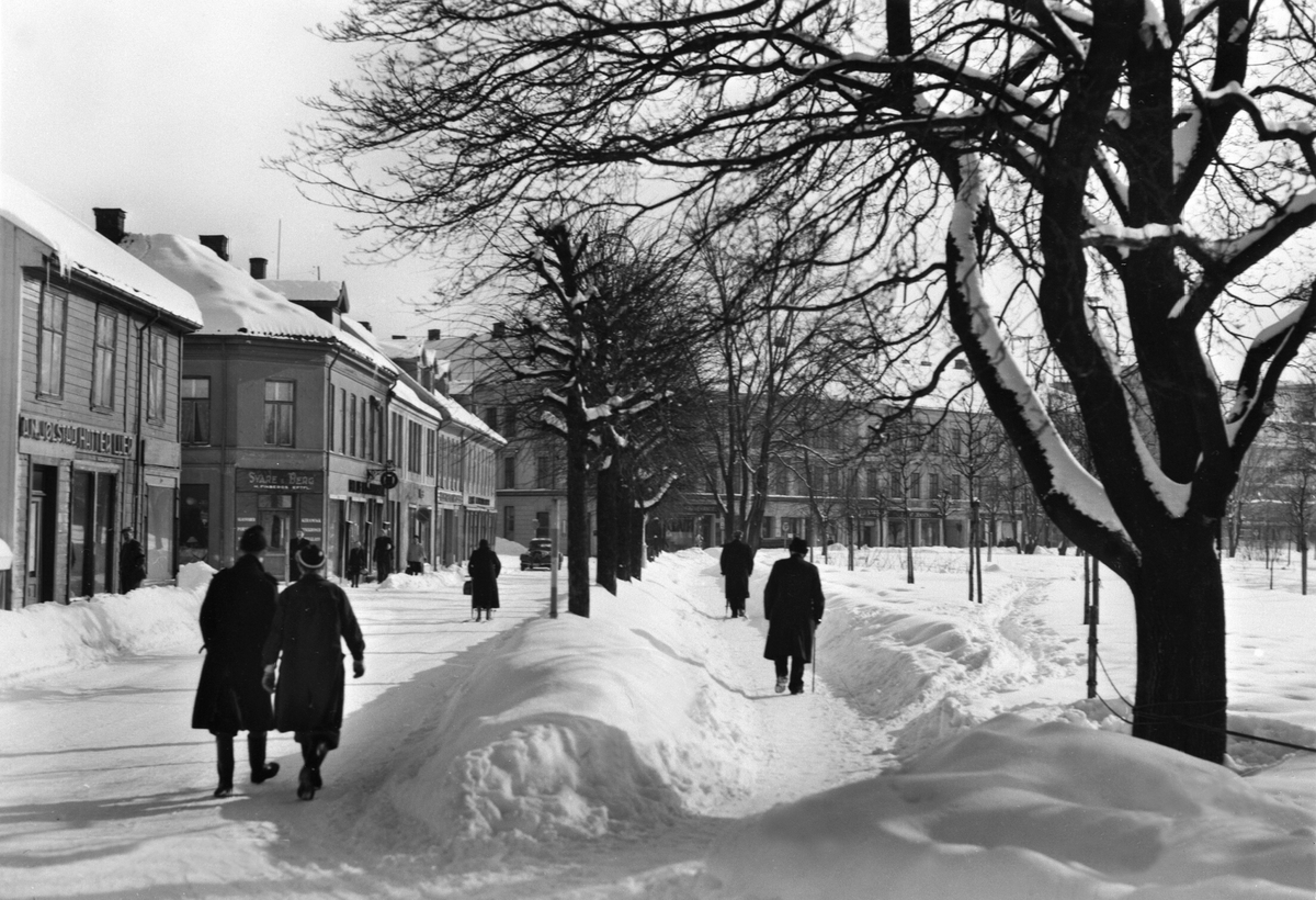 Anno Domkirkeodden, VINTER, STRANDGATA, FOLK, HØYE BRØYTEKANTER, MYE SNØ
