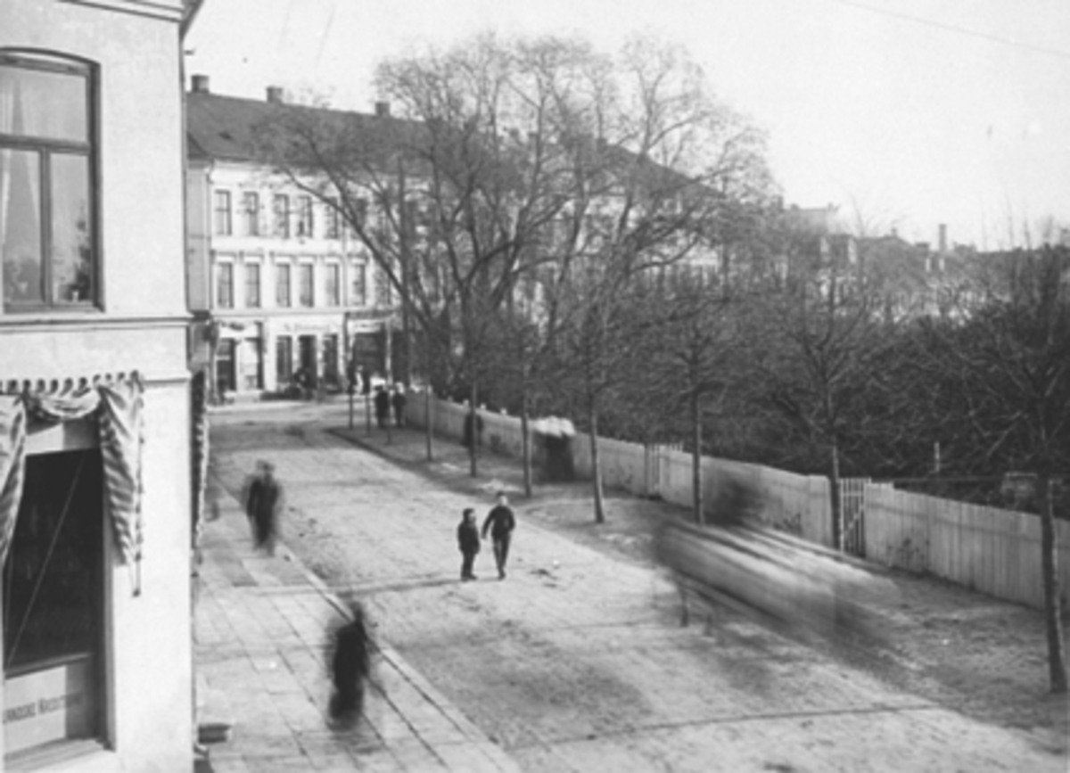 Anno Domkirkeodden, STRANDGATA 65, FRA SAMUELSENS HJØRNET TIL ERIKSENSGÅRD NR. 55, FOLKELIV