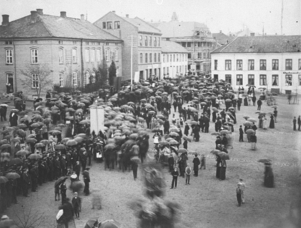 Anno Domkirkeodden, Fellestoget 17.mai 1899 på Stortorget. Torggata 83 i forgrunnen, Oplandske Hotell i bakgrunnen.