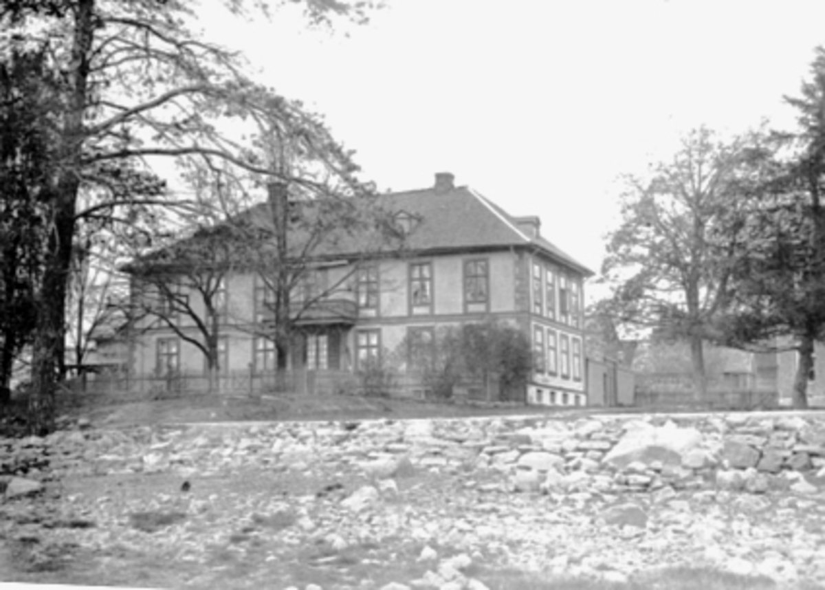 Anno Domkirkeodden, EKSTERIØR EKELY, BAYGÅRDEN på HØYENSALODDEN i Heidmannsgate 2 i Hamar. Huset ble bygd til fogden ved Hedemarken fogderi Carsten Johannes Bay (f. 1793 d. 1875) i 1851. Altanen ble påbygd i 1852.