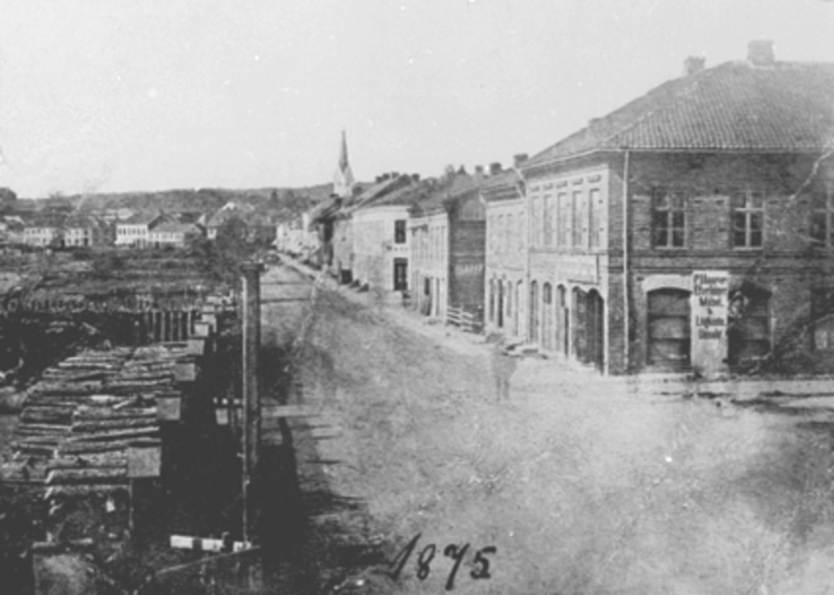 Anno Domkirkeodden, OVERSIKT KRYSSET STRANDGATA/PARKGATA I HAMAR, OPPLAGSPLASS MED TØMMER OG VED, LINDBERGGÅRDEN. B