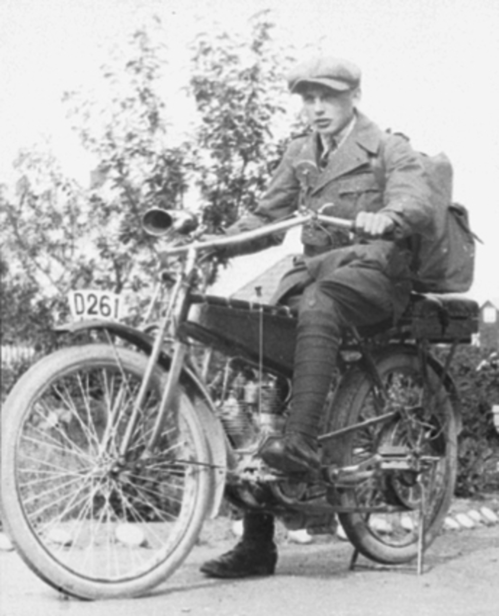Anno Domkirkeodden, ALF BÆKKELUND MED RYGGSEKK PÅ WANDRER MOTORSYKKEL, PUTTISER, D 261. En liten Europeisk lettvekter fra Wanderer, rundt 1914 til 16 model?
