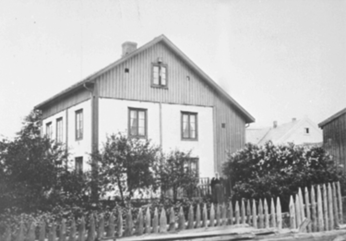 Anno Domkirkeodden, EKSTERIØR SNEKKERSVEEN, ØSTREGATE 81, HAGE, STAKITT, RAPPET