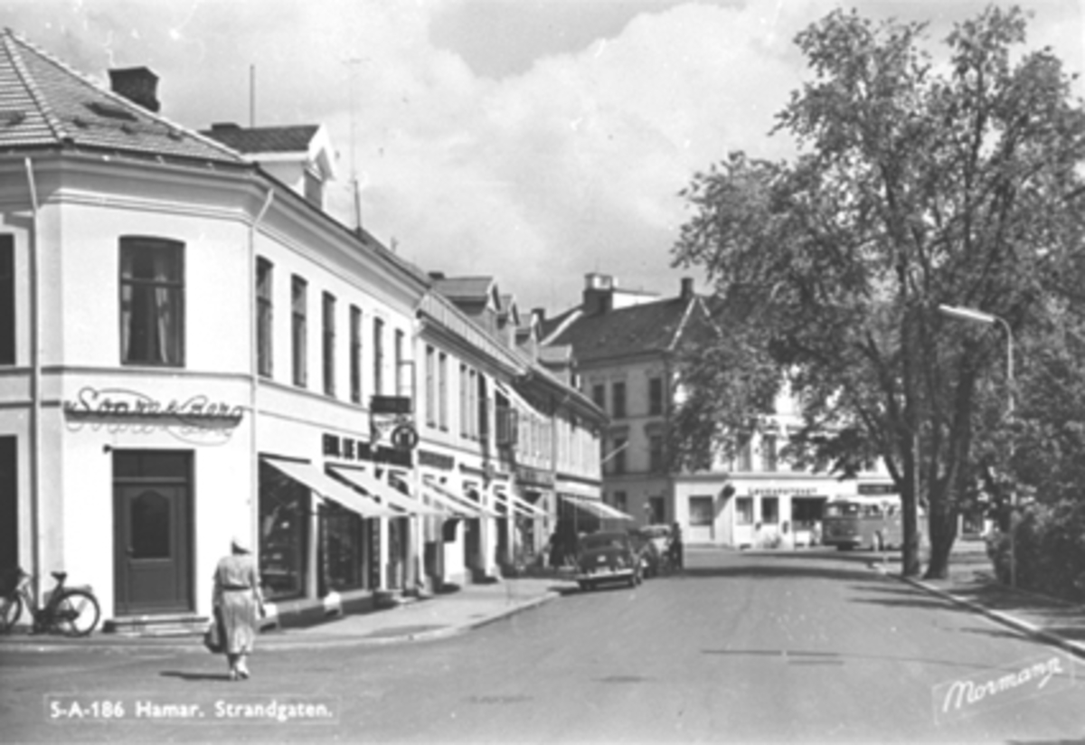 Anno Domkirkeodden, OVERSIKT STRANDGATA, SVARE & BERG, BILER, BUSS, MOT LØVEAPOTEKET.