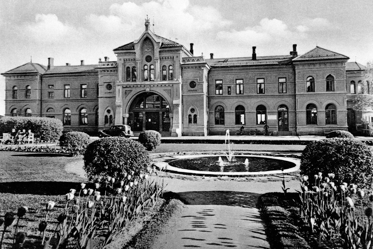 Anno Domkirkeodden, JERNBANEPARKEN MED FONTENE OG TULIPANER, EKSTERIØR HAMAR JERNBANESTASJON, STASJONSBYGNINGEN